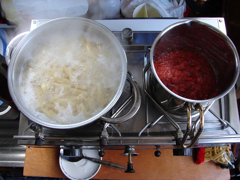 26_11_05 191.jpg - Belohnung wie immer: Nudeln mit Tomatensauce.